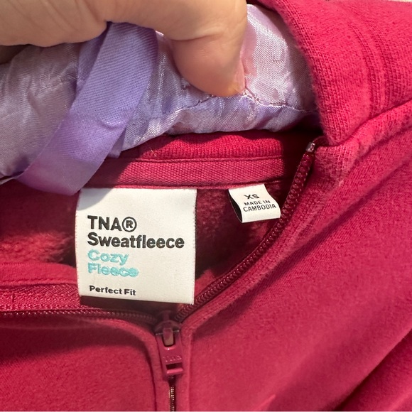 Aritzia TNA Sweatfleece Cozy Fleeze Perfect Fit Zip up hoodie in Bold Fuchsia 🩷 - Picture 6 of 7